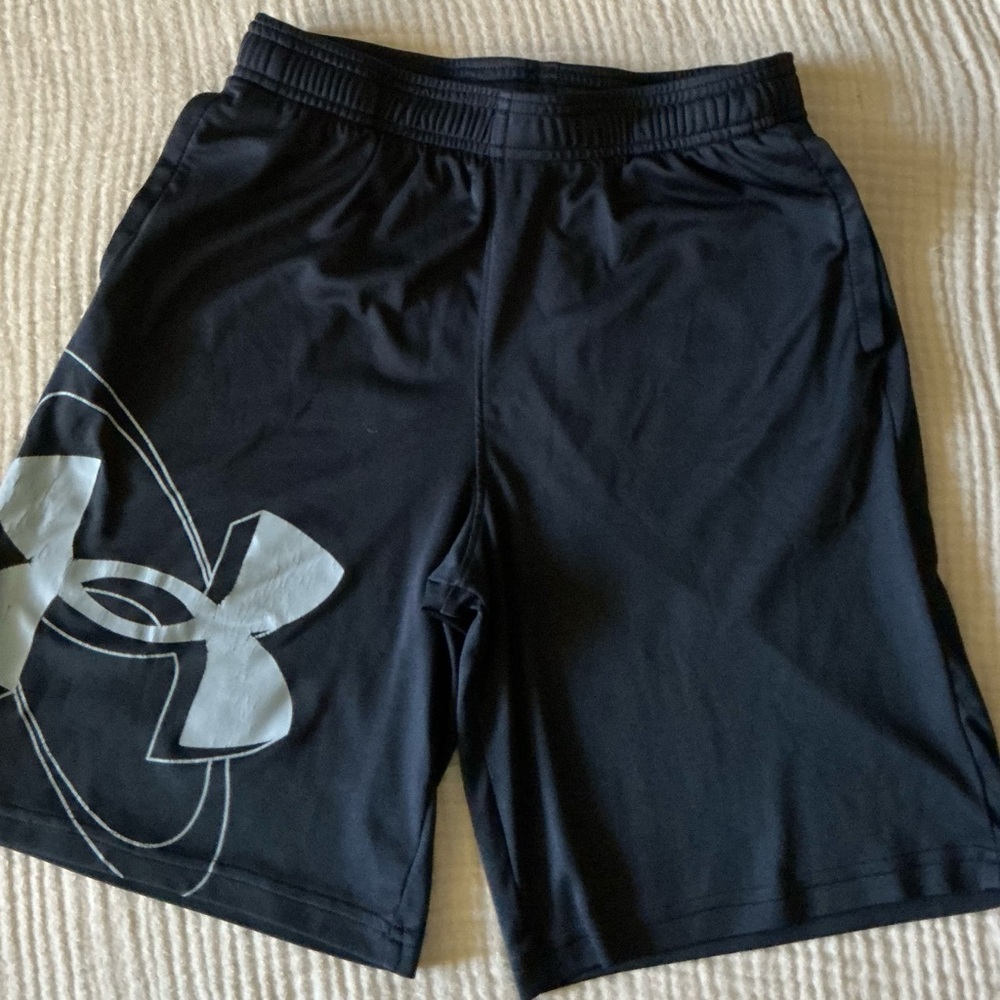 Under Armour boys Black Shorts